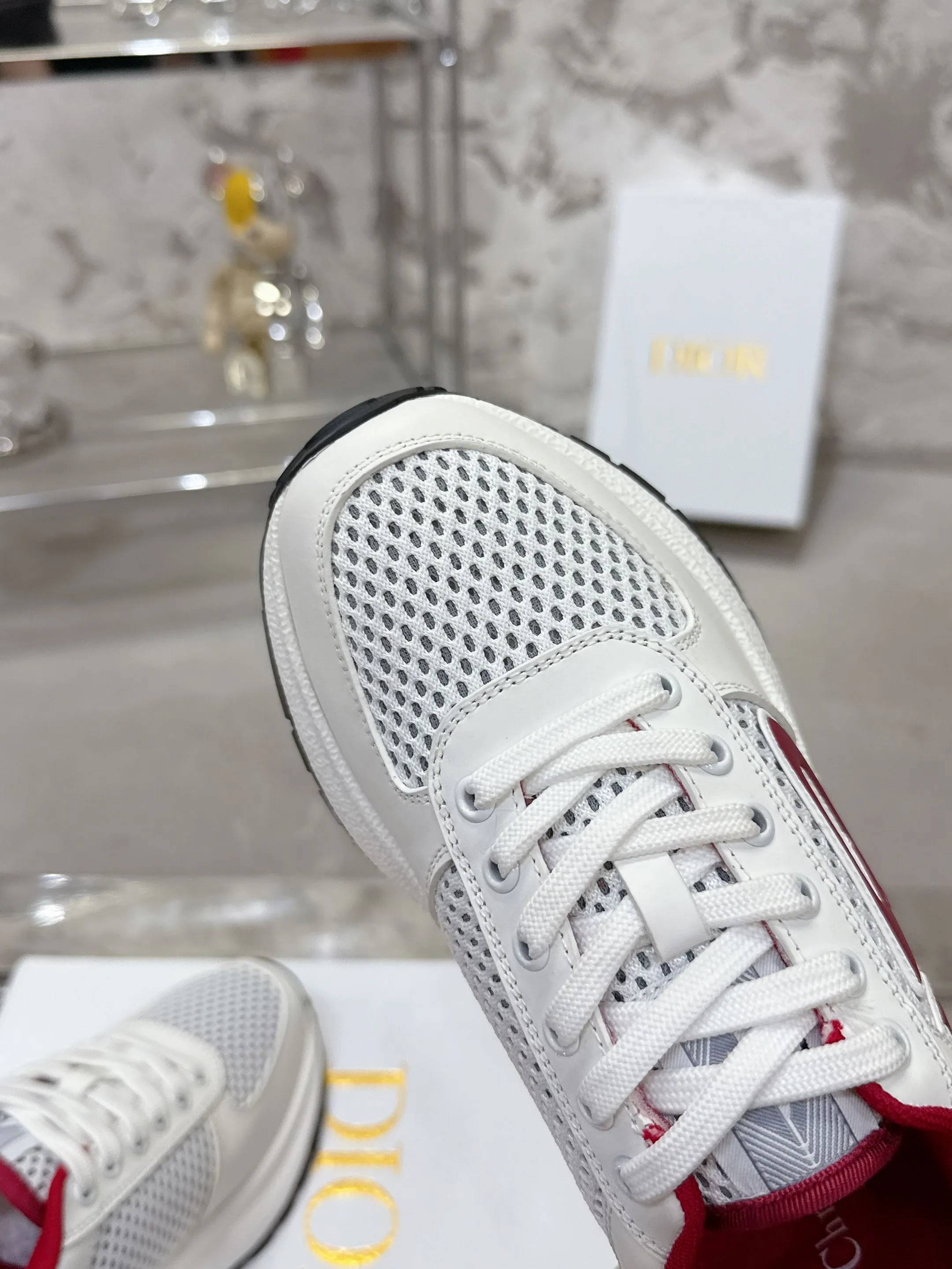 [Dior Dior] P: 640💰Couple model Size: Female: 35-40 (customized at 41), male 39-44. (customized at 45) 2025 Dior Dior autumn and winter new couple model, thick-soled casual sports shoes, originally purchased and developed to reinterpret the sports style with an elegant and fashionable shape. The upper is crafted from white mesh fabric and features the Christian Dior Paris signature on the laces and heel. The exquisite two-color sole is light and soft, which can add a high-end temperament to all kinds of casual looks. The delivery counter is exquisitely packaged🛍📦 ▪️Material: Original custom imported first-layer cowhide ▪️Inner lining: Imported soft sheepskin lining ▪️Sole: Original open-molded anti-slip rubber material ▪️Sole thickness: 4CM